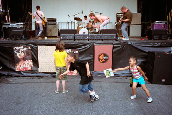 Pissed Jeans live. Fonte: whitedenim.com/pissedjeans