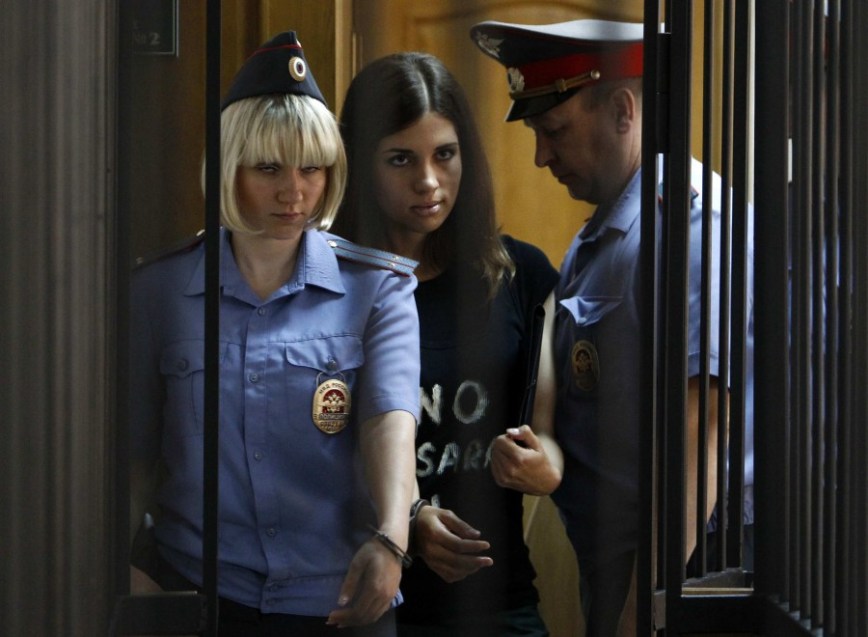 Nadia delle Pussy Riot e la sua carceriera