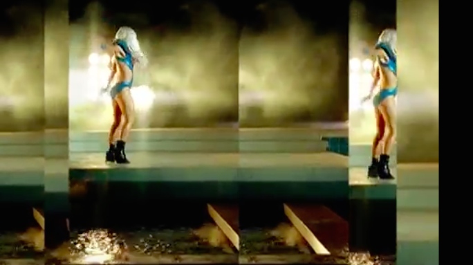 queste, si, queste, girati e le vedrai addosso alla tua collega